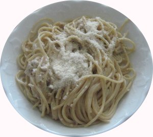 Spaghetti mit Thunfischsoe und Parmesan